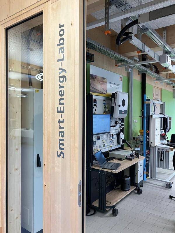 Bild vergrößern: Einweihung des neuen Schulpavillons mit Smart-Energy-Labor und Unterrichtsrumen der Karl-Berberich-Schule