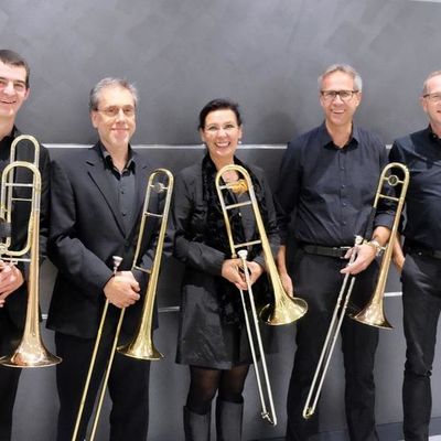 Bild vergrößern: Von links nach rechts: Fabian Westermann, Felix Stolz (verstorben: 20.10.21) , Conny Kolarczyk, Andrè Hurst, Joachim Schöffler an der Trompete