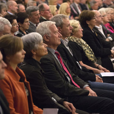 Bild vergrößern: Rund 500 Vertreter aus Verwaltung, Politik und Ehrenamt kamen in das Bürgerhaus in Malsch