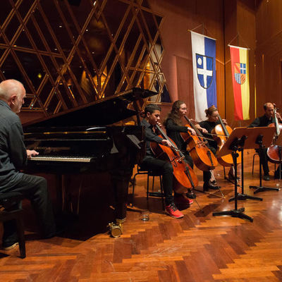 Bild vergrößern: Musikalisch umrahmt wurde die Veranstaltung von dem Cello-Ensemble der Musik- und Kunstschule Bruchsal unter der Leitung von Volker Leuchte
