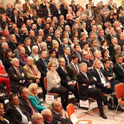 Bild vergrößern: Rund 540 Vertreter aus Verwaltung, Politik und Ehrenamt kamen nach Oberderdingen in die Aschingerhalle