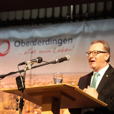 Bild vergrößern: Bürgermeister Thomas Nowitzki stellt die Gemeinde Oberderdingen vor