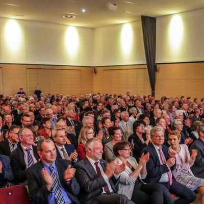 Bild vergrößern: Über 500 Vertreter aus Verwaltung, Politik und Ehrenamt kamen in das neue Alex Huber Forum