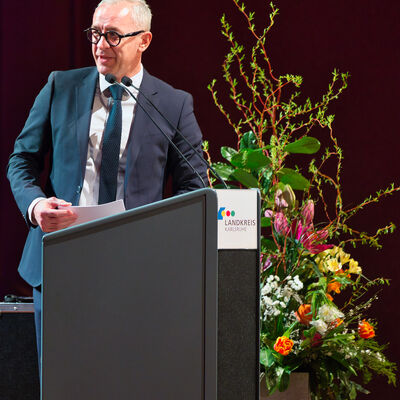 Bild vergr&ouml;&szlig;ern: Oberb&uuml;rgermeister Sven Weigt steht am Rednerpult.
