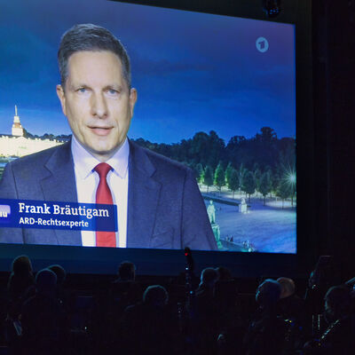 Bild vergr&ouml;&szlig;ern: Frank Br&auml;utigam ist auf einem Bildschirm in der Tagesschau zu sehen.