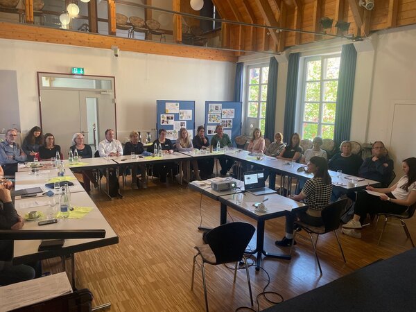 Bild vergr&ouml;&szlig;ern: Austausch der Vertreterinnen und Vertreter aus Kommunen, Krankenkassen, Pflege- und Sozialdiensten sowie weiterer Beratungsstellen im Landkreis Karlsruhe beim diesj�hrigen Kooperationstreffen.