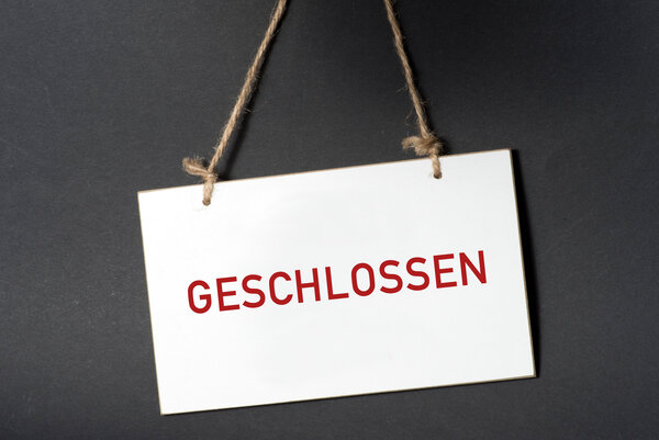 Bild vergr&ouml;&szlig;ern: Ein we�es Schild mit dem Aufdruck Geschlossen