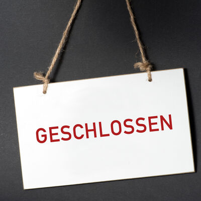 Ein we&szlig;es Schild mit dem Aufdruck Geschlossen