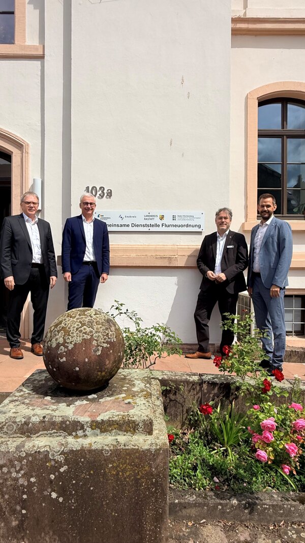Bild vergr&ouml;&szlig;ern: (v.l.n.r.): Pr�sident Dieter Ziesel (Landesamt f�r Geoinformation und Landentwicklung), Landrat Dr. Christoph Schnaudigel (Landkreis Karlsruhe), Landrat Prof. Dr. Christian Dusch (Landkreis Rastatt) und Landrat Bastian Rosenau (Enzkreis) bei der offiziellen Einweihung der gemeinsamen Dienststelle f�r Flurneuordnung in Karlsruhe.