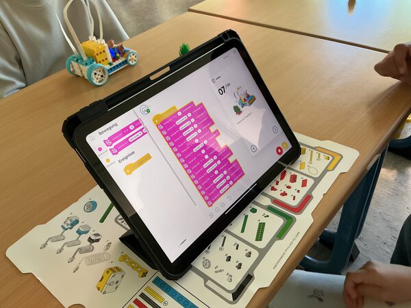 Bild vergr&ouml;&szlig;ern: Kleine Forscher bauen gro�e Ideen: Robotik-Workshop f�r Grundschulklassen