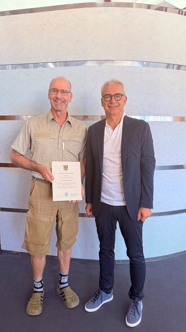 (v.l.n.r.): Der wiederbestellte Naturschutzbeauftragte Matthias K&ouml;pf mit Landrat Dr. Christoph Schnaudigel.