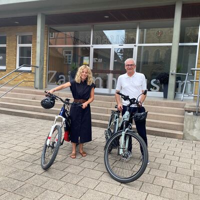 Bild vergr&ouml;&szlig;ern: B�rgermeisterin Cathrin W�hrle lud Landrat Dr. Christoph Schnaudigel auf eine Rundtour durch die Gemeinde ein, um ihm die Entwicklung von Zaisenhausen vor Ort zu zeigen.
