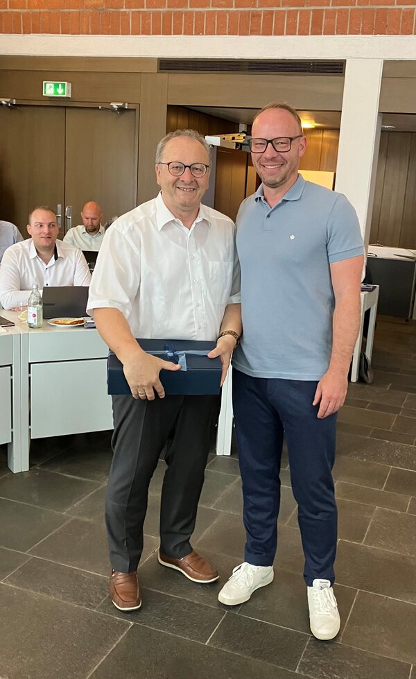 Im Rahmen der Kreisversammlung des Gemeindetags bekam Kreisvorsitzender B&uuml;rgermeister Thomas Nowitzki anl&auml;sslich seines 70. Geburtstags stellvertretend f&uuml;r alle B&uuml;rgermeisterinnen und B&uuml;rgermeister von B&uuml;rgermeister Felix Geider die besten Gl&uuml;ckw&uuml;nsche &uuml;b