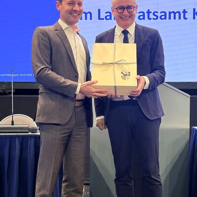 Bild vergr&ouml;&szlig;ern: Michael M�slang (CDU/Junge Liste) ist aus dem Kreistag des Landkreises Karlsruhe ausgeschieden und wurde von Landrat Dr. Christoph Schnaudigel verabschiedet.