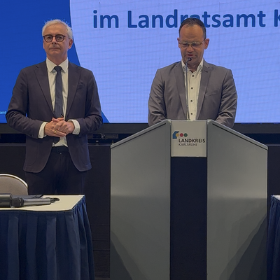 Bild vergr&ouml;&szlig;ern: Andreas Stampfer (CDU/Junge Liste) aus Linkenheim-Hochstetten wurde von Landrat Dr. Christoph Schnaudigel als neues Mitglied im Kreistag verpflichtet.