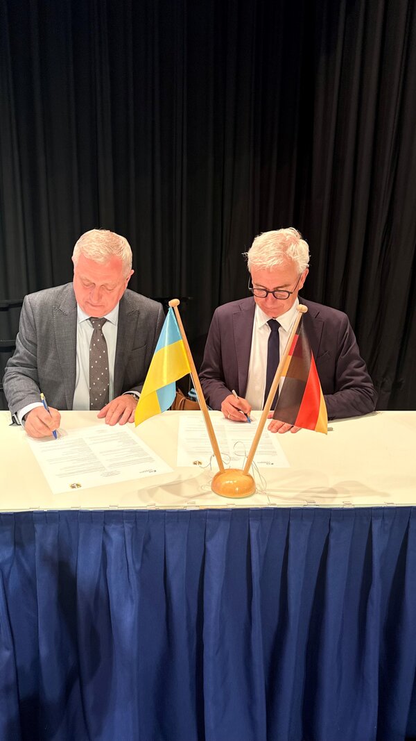 Unterzeichnung Letter of Intent Der Bezirksratsvorsitzende aus Winnyzja Igor Shutak und Landrat Dr. Christoph Schnaudigel bei der Unterzeichnung der Absichtserkl&auml;rung