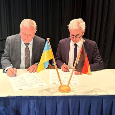 Bild vergr&ouml;&szlig;ern: Unterzeichnung Letter of Intent Der Bezirksratsvorsitzende aus Winnyzja Igor Shutak und Landrat Dr. Christoph Schnaudigel bei der Unterzeichnung der Absichtserkl�rung