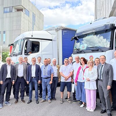 Bild vergr&ouml;&szlig;ern: Verabschiedung Hilfskonvoi Verabschiedung des ersten gemeinsamen Hilfskonvois aus Stadt und Landkreis Karlsruhe in die Region Winnyzja.