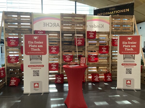 Bild vergr&ouml;&szlig;ern: Der Infostand zur Aktion �Platz am Tisch� ist am Samstag, 12. September, auf dem Ettlinger Wochenmarkt vertreten.
