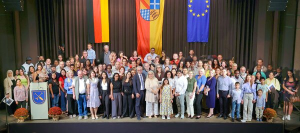 Die neuen Staatsb&uuml;rgerinnen und Staatsb&uuml;rger feierten im B&uuml;rgerhaus Linkenheim-Hochstetten gemeinsam mit ihren Familien sowie Vertreterinnen und Vertretern des Landkreises und der Kommunen ihre deutsche Staatsangeh&ouml;rigkeit