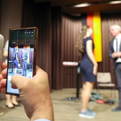 Bild vergr&ouml;&szlig;ern: Viele besondere Momente wurden von den G&auml;sten mit dem Handy festgehalten - zur Freude der Neub&uuml;rgerinnen und Neub&uuml;rger und ihrer Familien.