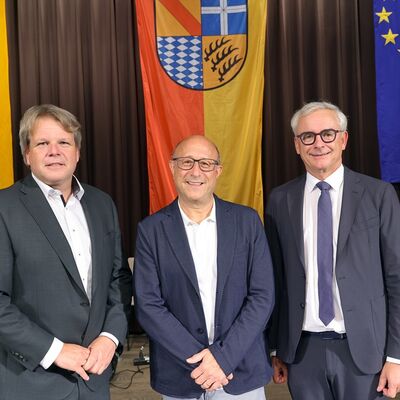 Bild vergr&ouml;&szlig;ern: B&uuml;rgermeisterstellvertreter J&ouml;rg Hartmann aus Graben-Neudorf (links) mit dem Neub&uuml;rger Roger Zimmermann (Mitte) und Landrat Dr. Christoph Schnaudigel (rechts).