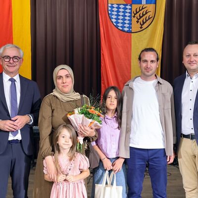 Bild vergr&ouml;&szlig;ern: Neub&uuml;rgerinnen und Neub&uuml;rger aus Sulzfeld zusammen mit Landrat Dr. Christoph Schnaudigel (links) und B&uuml;rgermeister Simon Bolg (rechts).