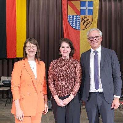 Bild vergr&ouml;&szlig;ern: B&uuml;rgermeisterin Katharina Kimmich (links) mit einer Neub&uuml;rgerin aus Ubstadt-Weiher und Landrat Dr. Christoph Schnaudigel (rechts).