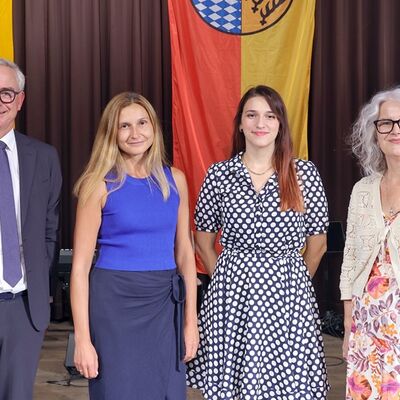 Bild vergr&ouml;&szlig;ern: Landrat Dr. Christoph Schnaudigel (links) mit der stellvertretenden B&uuml;rgermeisterin aus Rheinstetten, Birgit Mangold (rechts), und zwei Neub&uuml;rgerinnen.