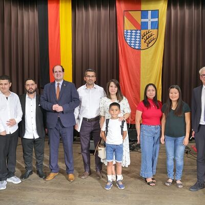 Bild vergr&ouml;&szlig;ern: Neub&uuml;rgerinnen und Neub&uuml;rger aus Kraichtal zusammen mit B&uuml;rgermeister Tobias Borho (vierter von links) und Landrat Dr. Christoph Schnaudigel (rechts).
