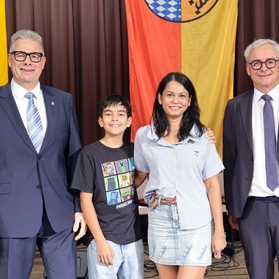 Bild vergr&ouml;&szlig;ern: Die Gruppe aus Karlsdorf-Neuthard mit dem stellvertretenden B&uuml;rgermeister Uwe Zweigner (links) und Landrat Dr. Christoph Schnaudigel (rechts).