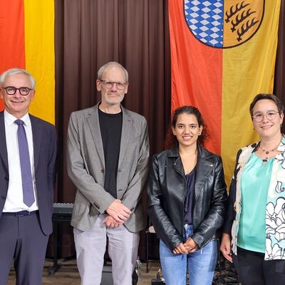 Bild vergr&ouml;&szlig;ern: Die Gruppe aus Karlsbad mit Landrat Dr. Christoph Schnaudigel (links) und der stellvertretenden B&uuml;rgermeisterin Simone Rausch (rechts).