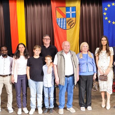 Bild vergr&ouml;&szlig;ern: Einige Neub&uuml;rgerinnen und Neub&uuml;rger aus Bruchsal mit dem stellvertretenden B&uuml;rgermeister Werner Schnatterbeck (links) sowie Landrat Dr. Christoph Schnaudigel (rechts).