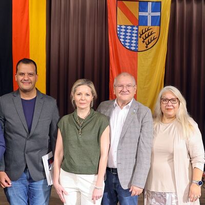 Bild vergr&ouml;&szlig;ern: Die Gruppe aus Bretten mit B&uuml;rgermeister Michael N&ouml;ltner (links), Stadtrat Wolfgang L&uuml;beck (Mitte) und Landrat Dr. Christoph Schnaudigel (rechts).