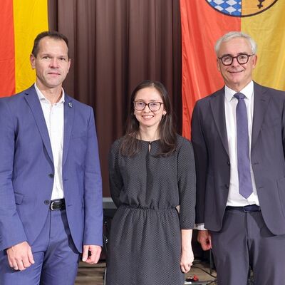 Bild vergr&ouml;&szlig;ern: Eine Neub&uuml;rgerin aus Waldbronn mit Landrat Dr. Christoph Schnaudigel (rechts) und B&uuml;rgermeister-Stellvertreter Alexander Kraft  (links).