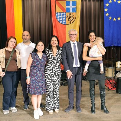 Bild vergr&ouml;&szlig;ern: Weitere Neub&uuml;rgerinnen und Neub&uuml;rger aus Bruchsal mit Landrat Dr. Christoph Schnaudigel (zweiter von rechts).