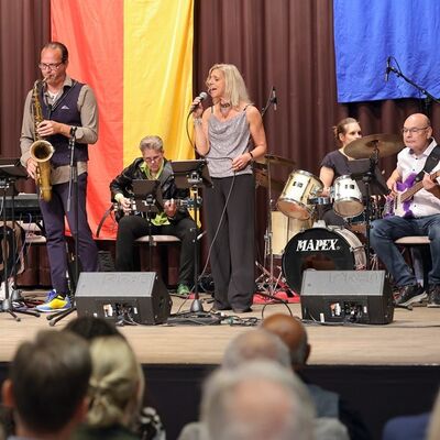 Bild vergr&ouml;&szlig;ern: Mit Songs wie &raquo;Simply the Best&laquo; von Tina Turner begeisterte die Bigband das Publikum und erhielt daf&uuml;r stehende Ovationen.