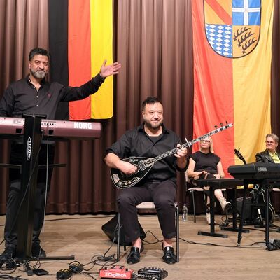 Bild vergr&ouml;&szlig;ern: Neub&uuml;rgerinnen und Neub&uuml;rger gestalteten das B&uuml;hnenprogramm mit eigenen Beitr&auml;gen mit, unter anderem auch musikalisch.