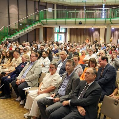 Bild vergr&ouml;&szlig;ern: Zahlreiche Oberb&uuml;rgermeisterinnen und Oberb&uuml;rgermeister, B&uuml;rgermeisterinnen und B&uuml;rgermeister sowie weitere Vertreterinnen und Vertreter der Landkreisgemeinden und der Kreisverwaltung nahmen an dem Festakt teil.