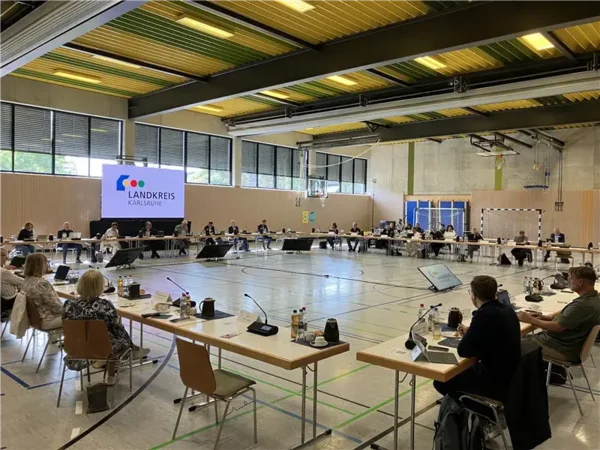 Bild vergr&ouml;&szlig;ern: Der Jugendhilfe- und Sozialausschuss hat sich mit der Situation von Menschen mit Migrations- und Fluchthintergrund im Landkreis Karlsruhe befasst.