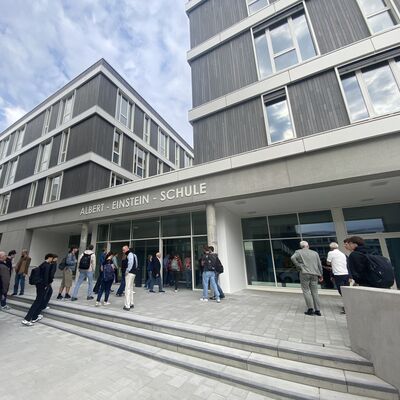 Bild vergr&ouml;&szlig;ern: Gro�es Interesse bei der Einweihung der neuen Albert-Einstein-Schule am Beruflichen Bildungszentrum Ettlingen.