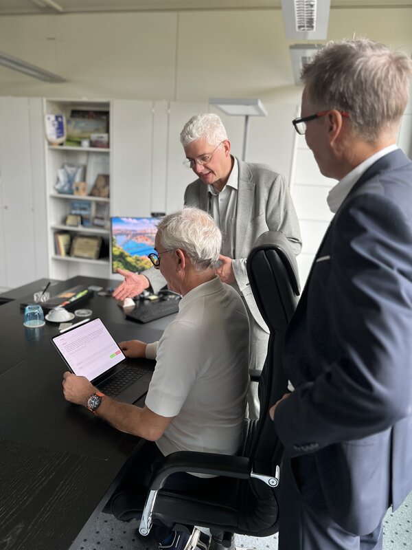 Bild vergr&ouml;&szlig;ern: Landrat Dr. Christoph Schnaudigel unterzeichnet erstmals einen Beschluss digital auf einem Tablet. Gemeinsam mit Frank Schellmann, Gesch�ftsf�hrer der regisafe GmbH, und Dezenernt Ragnar Watteroth pr�sentierte er die neue Workflow-L�sung des Landkreises Karlsruhe.