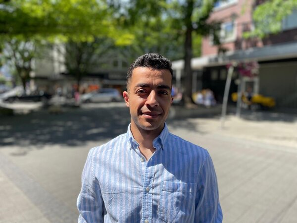 Bild vergr&ouml;&szlig;ern: Hamza Abu Howidy liest beim Deutsch-Israelischen Freundeskreis des Stadt- und Landkreises Karlsruhe.