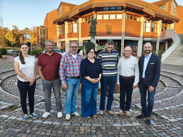 Bild vergr&ouml;&szlig;ern: Die Teilnehmergemeinschaft des Flurneuordnungsverfahrens Wagh�usel-Wiesental hat ihren Vorstand gew�hlt. Diesem geh�ren an (v.l.n.r.): Projektleitung Celina Offner, J�rg Schreiber, Thorsten Hei�ler, Nicole Hei�ler, Manfred Amann, Dieter Mail, Amtsleiter J�rgen Pilz. Nicht mit auf dem Bild: Martin Zimmerer.