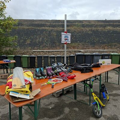 Bild vergr&ouml;&szlig;ern: Erfolgreicher Start fuer den Tauschrausch-03: Von Rollschuhen bis hin zu Spielzeug: Beim Warentauschtag brachten Besucherinnen und Besucher verschiedenste Gegenst�nde mit, die auf neue Besitzerinnen und Besitzer warten.