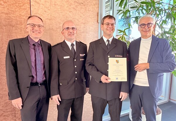 Bild vergr&ouml;&szlig;ern: Erster Landesbeamter Knut B�hler mit Kreisbrandmeister J�rgen Bordt, dem neuen Unterkreisf�hrer f�r den Unterkreis Kraichgau Kenny Breuer und Landrat Dr. Christoph Schnaudigel bei der Urkunden�bergabe.