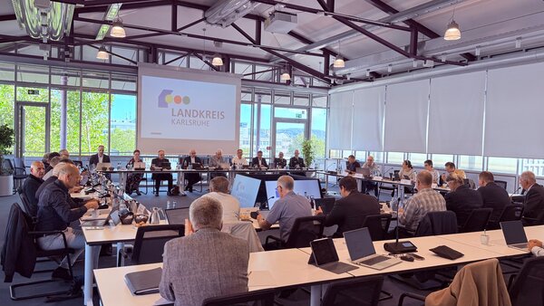 Der Ausschuss f&uuml;r Umwelt und Technik hat sich mit dem Gesch&auml;ftsbericht des Abfallwirtschaftsbetriebes des Landkreises Karlsruhe befasst. Die Bilanz f&uuml;r das Jahr 2025 f&auml;llt positiv aus. 