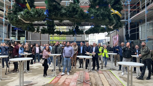 Bild vergr&ouml;&szlig;ern: Mit dem Richtspruch wurde der Flachbau des KARLA Verwaltungs- und Bildungszentrums traditionell gesegnet, eine Richtkrone symbolisierte den Meilenstein im Projekt.