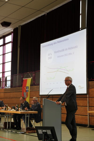 Bild vergrößern: In der Altenbürghalle in Karlsdorf-Neuthard brachte Landrat Dr. Christoph Schnaudigel den Kreishaushalt 2020 ein.