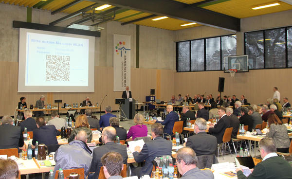 In der Sporthalle der Jugendeinrichtung Schloss Stutensee beschloss der Kreistag den Haushalt 2020.
